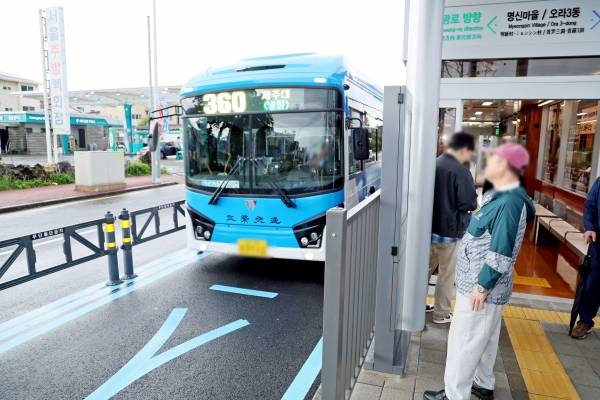 제주시 오라오거리 인근에 설치된 버스 중앙차로와 섬식정류장 모습.