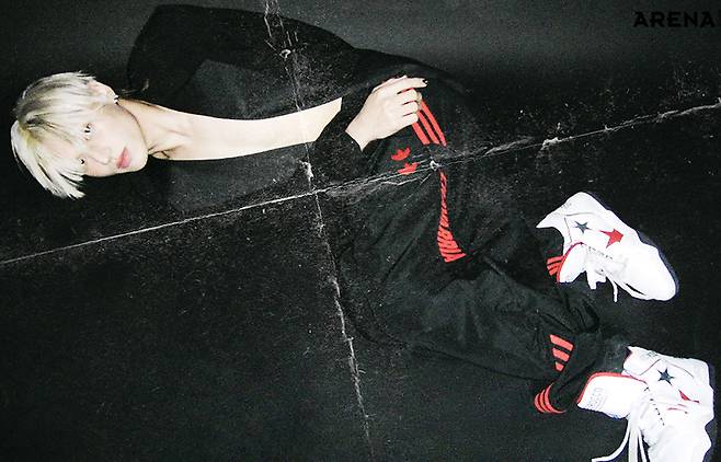 트랙 팬츠 아디다스×윌리 차바리아 by 무이, 미드톱 스니커즈 디스퀘어드2, 싱글브레스트 재킷 스타일리스트 소장품.