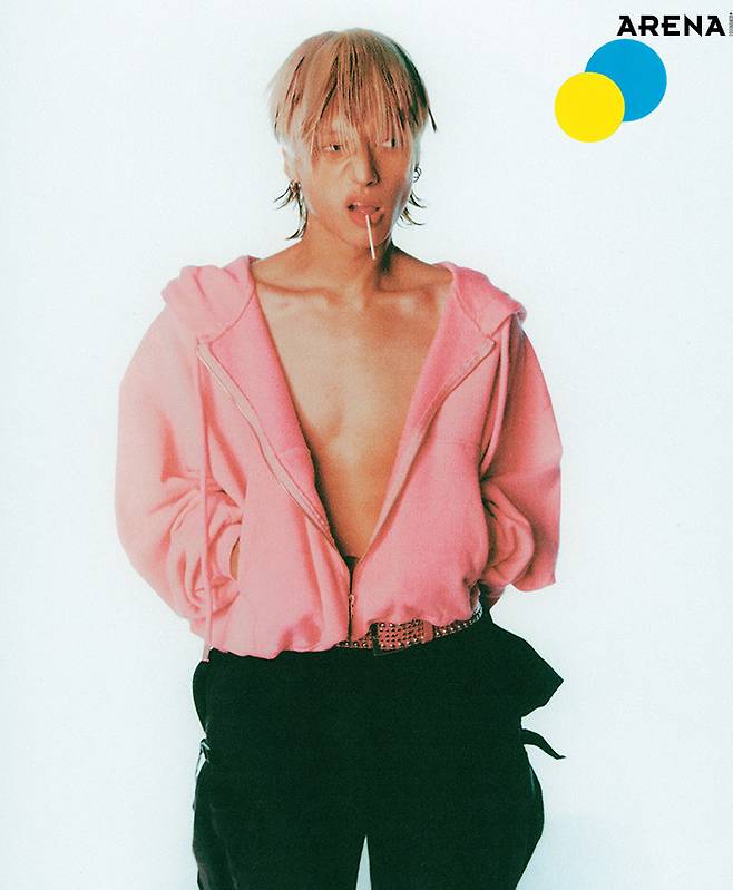 크롭트 후드 집업 재킷 R13, 워크 팬츠 마리아노, 스터드 장식 벨트 스타일리스트 소장품.