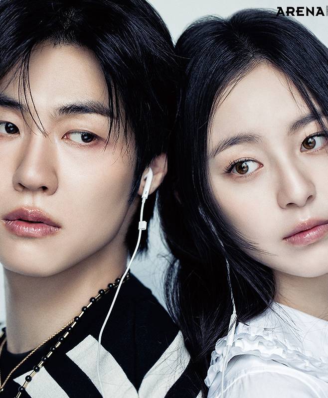 (승협) 스트라이프 니트 톱·네크리스 모두 돌체앤가바나 제품. (지후) 프릴 블라우스 꼼 데 가르송 제품.