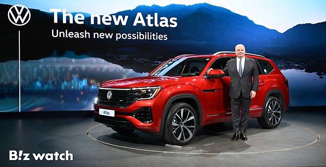 틸 셰어 폭스바겐그룹코리아 대표이사 사장이 26일 인천 중구 스튜디오파라다이스에서 열린 폭스바겐 신형&nbsp;아틀라스&nbsp;미디어 론칭 행사에서 '신형&nbsp;아틀라스'와 포즈를 취하고 있다./사진=이명근 기자 qwe123@