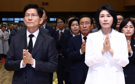 김문수 국민의힘 대통령 후보(왼쪽)와 이재명 더불어민주당 대통령 후보 부인인 김혜경 여사가 24일 충북 단양군 구인사에서 열린 상월원각대조사 제51주기 열반대재에 참석해 합장하고 있다. 대선 기간 김 후보와 김 씨가 일정에서 만난 것은 처음이다. (출처 : 뉴스1)