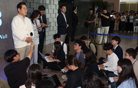 이재명 더불어민주당 대통령 후보가 26일 경기 수원시 아주대학교에서 대학생 간담회를 마친 뒤 취재진 질의에 답변하고 있다. (사진/뉴스1)