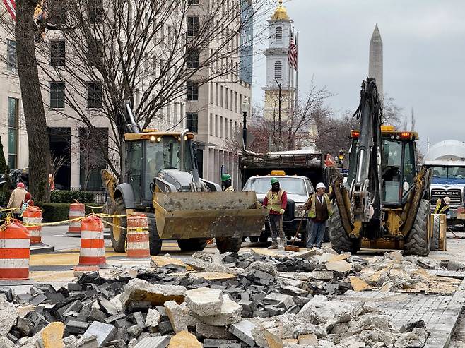 3월 14일 워싱턴 DC의 블랙 라이프 매터 플라자의 벽화가 철거되고 있다.(사진=AFP)
