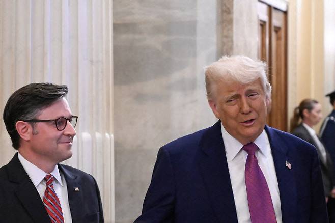 20일(현지시간) 연방 의사당을 찾은 도널드 트럼프 미국 대통령(오른쪽)과 마이크 존슨 하원의장(공화·루이지애나).(사진=AFP)