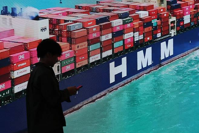 HMM 본사 사무실 내부 전광판 모습(사진=뉴시스)