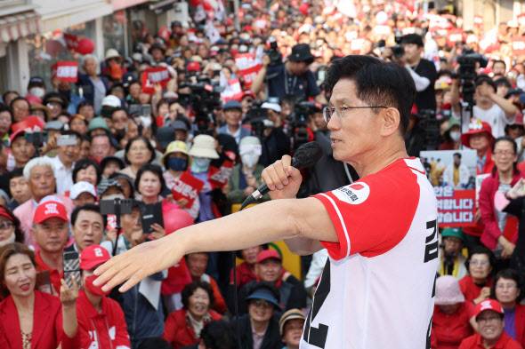국민의힘 김문수 대선 후보가 지난 25일 충남 서산시 중앙통 로데오거리에서 집중 유세를 하고 있다. (사진=연합뉴스)