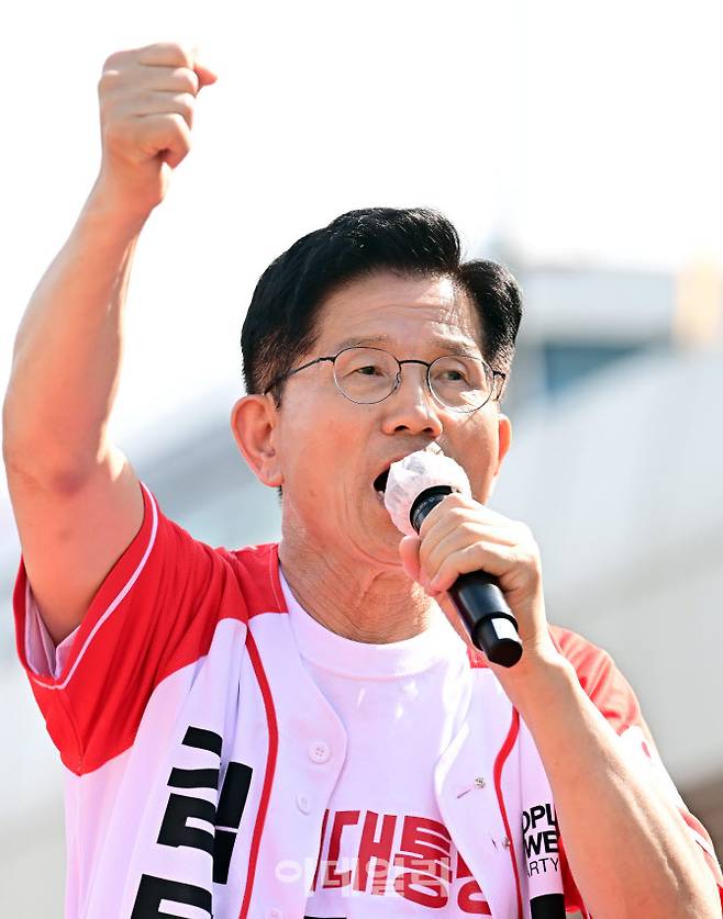 [이데일리 방인권 기자] 김문수 국민의힘 대통령 후보가 26일 오후 경기도 오산시 오산역광장에서 열린 유세에서 발언하고 있다.