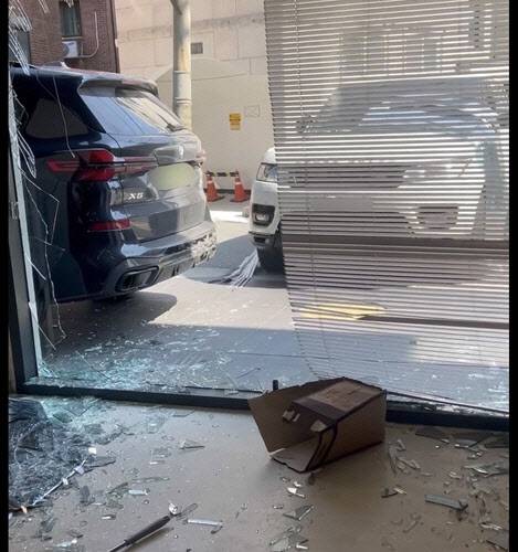 지난 25일 오후 3시20분쯤 서울 강남구 논현동의 한 가게로 레인지로버 차량이 돌진했다. (사진=연합뉴스)