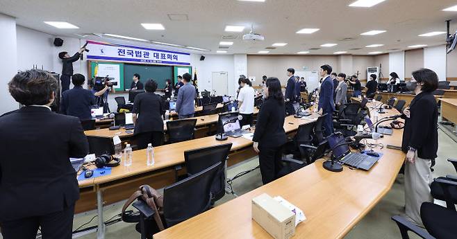 김예영 전국법관대표회의 의장 등 판사들이 26일 경기 고양시 사법연수원에서 열린 전국법관대표회의 임시회의에서 국기에 경례하고 있다. (사진=연합뉴스)