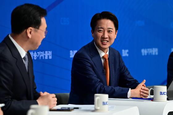 이준석 개혁신당 대선 후보가 26일 서울 양천구 한국방송회관에서 열린 한국방송기자클럽 초청 토론회에 참석하고 있다. 〈사진=공동취재〉