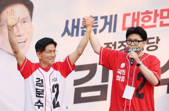 김문수 국민의힘 대선 후보가 26일 서울 도봉구 방학사거리에서 한동훈 전 대표와 집중유세를 하고 있다. 〈사진=연합뉴스〉