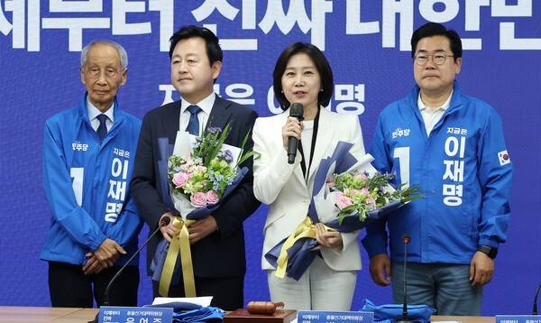 더불어민주당 박찬대 대표 직무대행 겸 원내대표(오른쪽)와 윤여준 총괄선대위원장(왼쪽)이 26일 서울 여의도 당사에서 열린 중앙선거대책위원회의에서 입당한&nbsp;허은아(오른쪽 두번째), 김용남 전 의원의 발언을 듣고 있다. 2025.5.26 / 연합뉴스&nbsp;