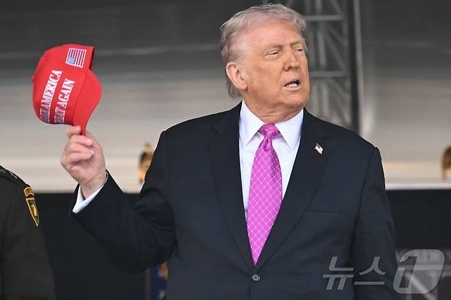 도널드 트럼프 미국 대통령이 24일(현지시간) 뉴욕에 있는 웨스트포인트 육군사관학교 졸업식서 연설을 마친 뒤 떠나고 있다. 2025.5.25 ⓒ AFP=뉴스1 ⓒ News1 우동명 기자