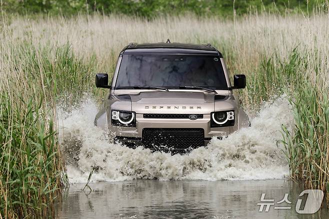 도강 중인 디펜더 옥타.