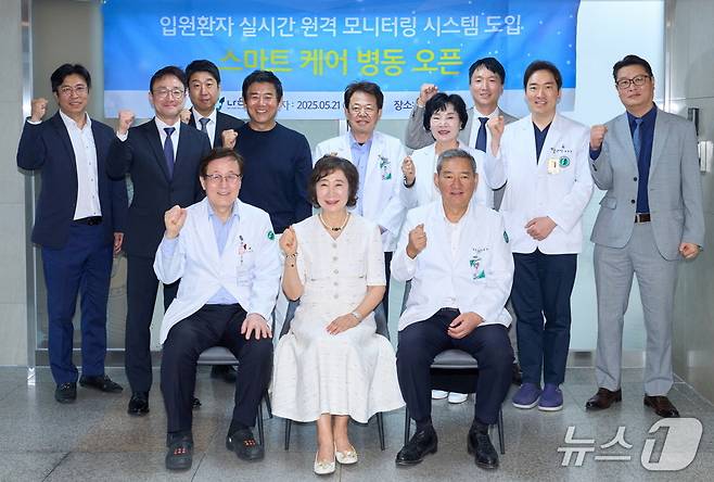 인천나은병원, 대웅제약, 씨어스테크놀로지 관계자들이 '씽크' 도입식 후 기념 촬영을 하고 있다.(대웅제약 제공)/뉴스1