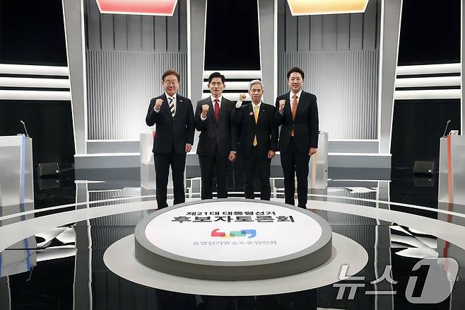 이재명 더불어민주당(왼쪽부터), 김문수 국민의힘, 권영국 민주노동당, 이준석 개혁신당 대통령 후보가 23일 서울 영등포구 KBS본관 스튜디오에서 중앙선거방송토론위원회 주관 제21대 대통령선거 2차 후보자 토론회 시작에 앞서 기념 촬영을 하고 있다. 2025.5.23/뉴스1 ⓒ News1 국회사진기자단