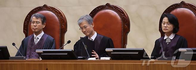 조희대 대법원장을 비롯한 대법관들이 1일 서울 서초구 대법원에서 이재명 더불어민주당 대통령 후보의 공직선거법 위반 사건과 관련한 전원합의체 선고를 위해 대심판정에 착석해 있다. 2025.5.1/뉴스1 ⓒ News1 사진공동취재단