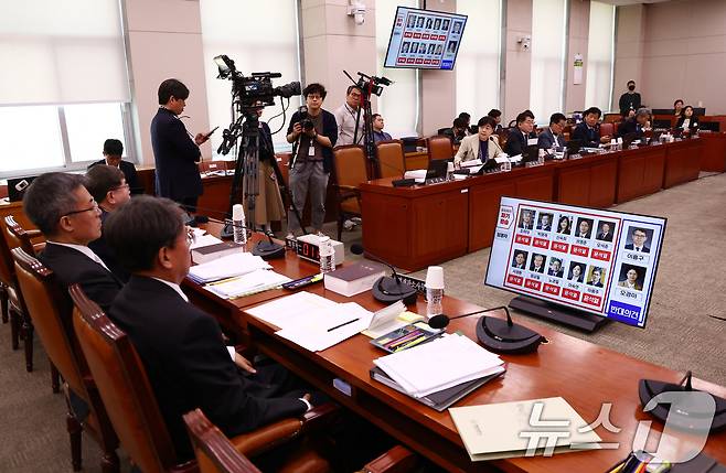 배형원 법원행정처 차장이 2일 오전 서울 여의도 국회에서 열린 법제사법위원회 전체회의에서 이재명 더불어민주당 대통령 후보 공직선거법 위반 사건과 관련한 대법원의 유죄취지 파기환송 판결 관련 질의에 답변하고 있는 가운데 조희대 대법원장을 비롯한 파기환송에 찬성한 대법관들의 얼굴 사진이 나오고 있다. 2025.5.2/뉴스1 ⓒ News1 김민지 기자