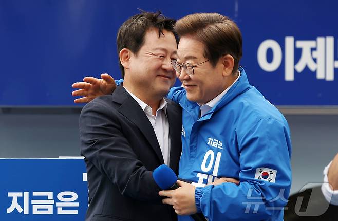 이재명 더불어민주당 대통령 후보가 17일 광주 서구 김대중컨벤션센터 광장에서 열린 집중유세에서 국민의힘 탈당 후 개혁신당 정책위의장을 맡았던 김용남 전 의원과 포옹하고 있다. (공동취재)2025.5.17/뉴스1 ⓒ News1 이재명 기자