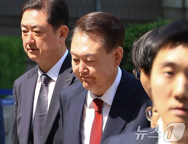 윤석열 전 대통령이 26일 서울 서초구 서울중앙지방법원에서 열린 내란 우두머리 혐의ㆍ직권남용 권리행사 방해 혐의 사건 5차 공판에 출석하고 있다. 2025.5.26/뉴스1 ⓒ News1 사진공동취재단