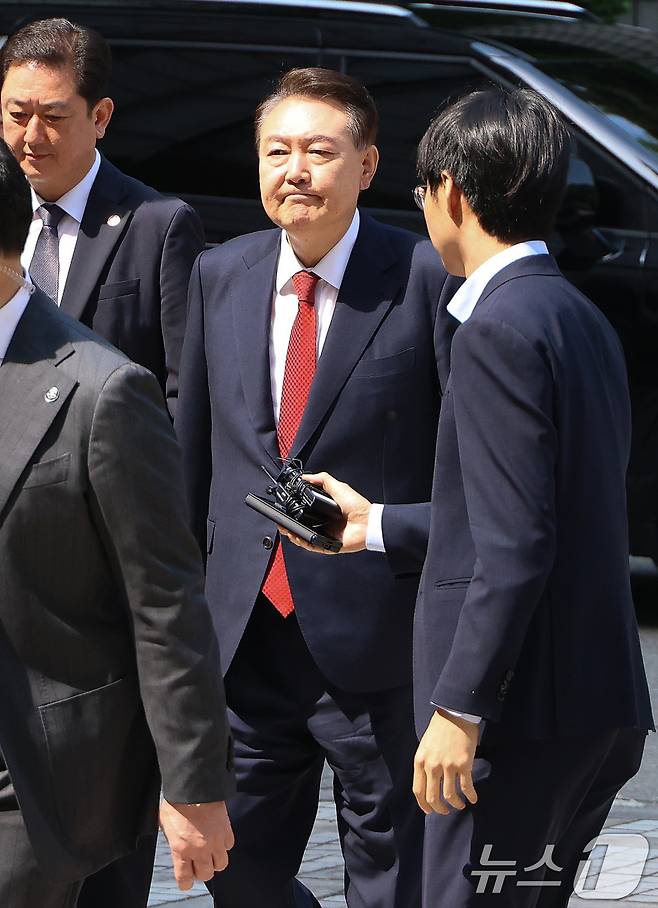 윤석열 전 대통령이 26일 서울 서초구 서울중앙지방법원에서 열린 내란 우두머리 혐의ㆍ직권남용 권리행사 방해 혐의 사건 5차 공판에 출석하고 있다. 2025.5.26/뉴스1 ⓒ News1 사진공동취재단