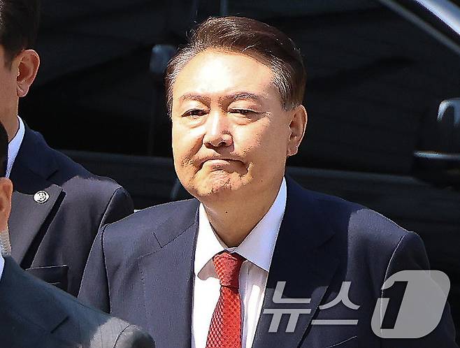 윤석열 전 대통령이 26일 서울 서초구 서울중앙지방법원에서 열린 내란 우두머리 혐의ㆍ직권남용 권리행사 방해 혐의 사건 5차 공판에 출석하고 있다. 2025.5.26/뉴스1 ⓒ News1 사진공동취재단