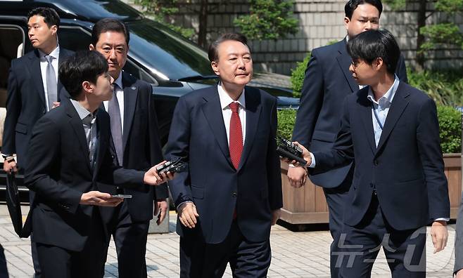 윤석열 전 대통령이 26일 서울 서초구 서울중앙지방법원에서 열린 내란 우두머리 혐의ㆍ직권남용 권리행사 방해 혐의 사건 5차 공판에 출석하고 있다. 2025.5.26/뉴스1 ⓒ News1 사진공동취재단