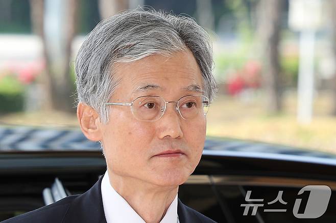 조희대 대법원장이 26일 오전 서울 서초구 대법원으로 출근하고 있다. 이날 전국의 판사 대표들은 사법연수원에서 전국법관대표회의를 열고 이재명 더불어민주당 대통령 후보의 공직선거법 위반 사건 대법원 판결에 대해 논의한다. 2025.5.26/뉴스1 ⓒ News1 신웅수 기자