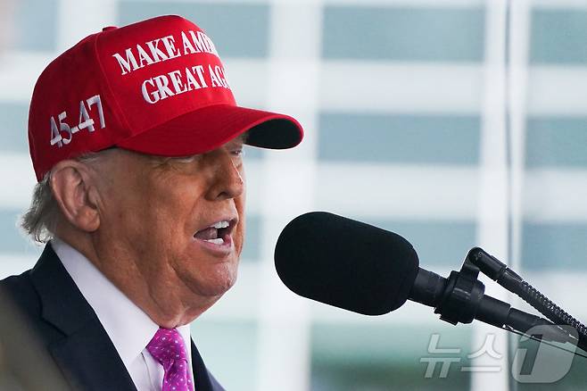 도널드 트럼프 미국 대통령이 24일(현지시간) 뉴욕주에 있는 웨스트포인트 육군사관학교 졸업식서 "우리나라를 제외한 모든 나라를 방어하는 게 주된 고려였던 날은 끝났다. 우리는 미국을 우선해야 한다＂고 밝히고 있다. 2025.05.25 ⓒ 로이터=뉴스1 ⓒ News1 우동명 기자