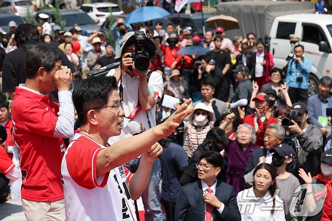 김문수 국민의힘 대통령 후보가 26일 경기 안성시 안성중앙시장 서인사거리를 찾아 지지를 호소하고 있다. (공동취재) 2025.5.26/뉴스1 ⓒ News1 이광호 기자