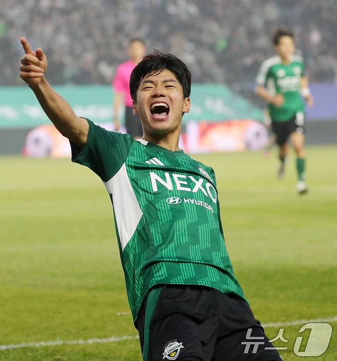16일 전북자치도 전주시 전주월드컵경기장에서 열린 하나은행 K리그1 2025 전북현대와 김천상무의 경기에서 전북 전진우가 골을 넣고 기쁨을 표출하고 있다. 2025.2.16/뉴스1 ⓒ News1 유경석 기자