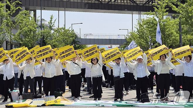 26일 복지부 세종청사 일대에서 열린 '진료지원업무 수행 간호사 교육 및 자격 관리의 투명화와 법제화 촉구대회'에서 참가자들이 피켓을 들고 구호를 외치고 있다. 2025.5.26/뉴스1 조유리 기자
