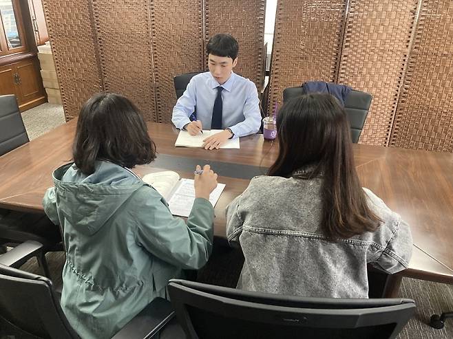 2025년 5월 15일 창작물 공모전 지침 바로알기 교육에서 저작권법률지원센터 상근 변호사가 공모전 요강에 대한 법률컨설팅을 하고 있다. (한국저작권위원회 제공)