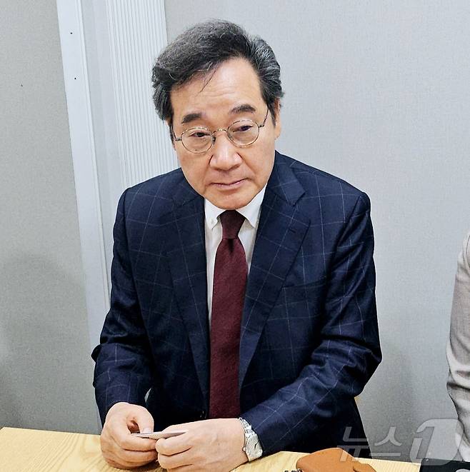 이낙연 새미래민주당 상임고문이 지난 2일 대구 북구의 한 식당에서 취재진과 만나 질문에 답하고 있다. 2025.5.2/뉴스1 ⓒ News1 남승렬 기자