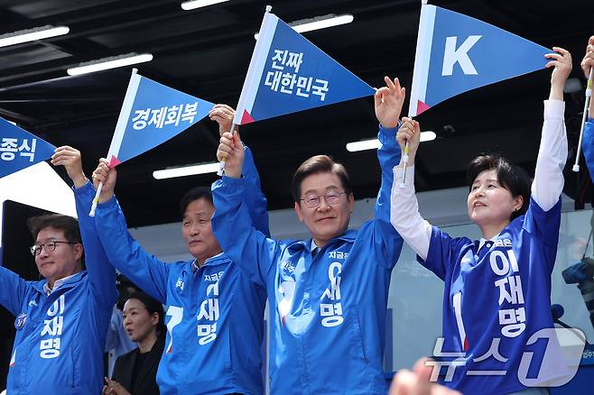 이재명 더불어민주당 대통령 후보가 26일 오후 경기 수원시 팔달문 영동시장 입구를 찾아 지지를 호소하고 있다. (공동취재) 2025.5.26/뉴스1 ⓒ News1 안은나 기자