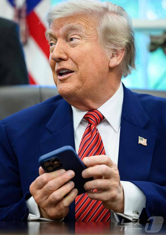 도널드 트럼프 미국 대통령이 재차 스마트폰 관세 부과 의지를 드러내자 업계 불안이 커지는 모양새다.  ⓒ AFP=뉴스1