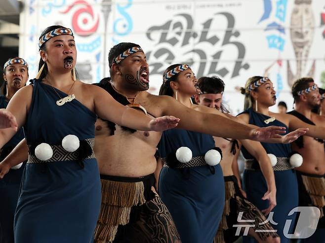 26일 오후 서울 용산구 국립중앙박물관 열린마당에서 그룹 '히와(HIWA)'가 '마나 모아나-신성한 바다의 예술, 오세아니아' 특별전 기념 마오리 '카파 하카(kapa haka)' 공연을 선보이고 있다. 2025.5.26/뉴스1 ⓒ News1 황기선 기자