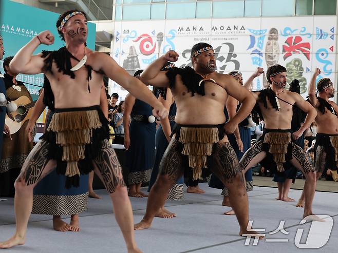 26일 오후 서울 용산구 국립중앙박물관 열린마당에서 그룹 '히와(HIWA)'가 '마나 모아나-신성한 바다의 예술, 오세아니아' 특별전 기념 마오리 '카파 하카(kapa haka)' 공연을 선보이고 있다. 2025.5.26/뉴스1 ⓒ News1 황기선 기자