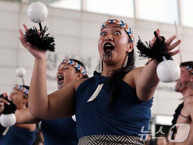 26일 오후 서울 용산구 국립중앙박물관 열린마당에서 그룹 '히와(HIWA)'가 '마나 모아나-신성한 바다의 예술, 오세아니아' 특별전 기념 마오리 '카파 하카(kapa haka)' 공연을 선보이고 있다. 2025.5.26/뉴스1 ⓒ News1 황기선 기자