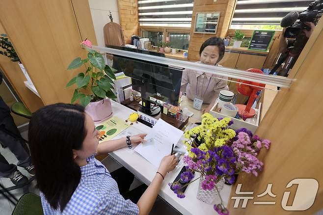 26일 광주지방법원에서 증인지원관이 민원인에게 특별증인지원서비스에 대해 안내하고 있다. 2025.5.26/뉴스1 ⓒ News1 박지현 기자