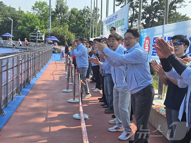 김태형 부교육감을 비롯한 충북교육청 응원단이 전국소년체육대회 롤러 경기에 출전한 선수들을 응원하고 있다.(충북교육청 제공. 재판매 및 DB금지)/뉴스1