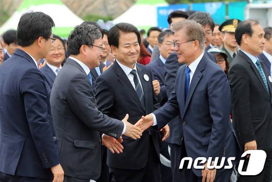 문재인 대통령이 31일 전북 군산시 새만금 신시광장에서 열린 제22회 바다의 날 기념식을 마치고 전북지역 국회의원들과 인사를 하고 있다.2017.5.31/뉴스1 ⓒ News1 문요한 기자