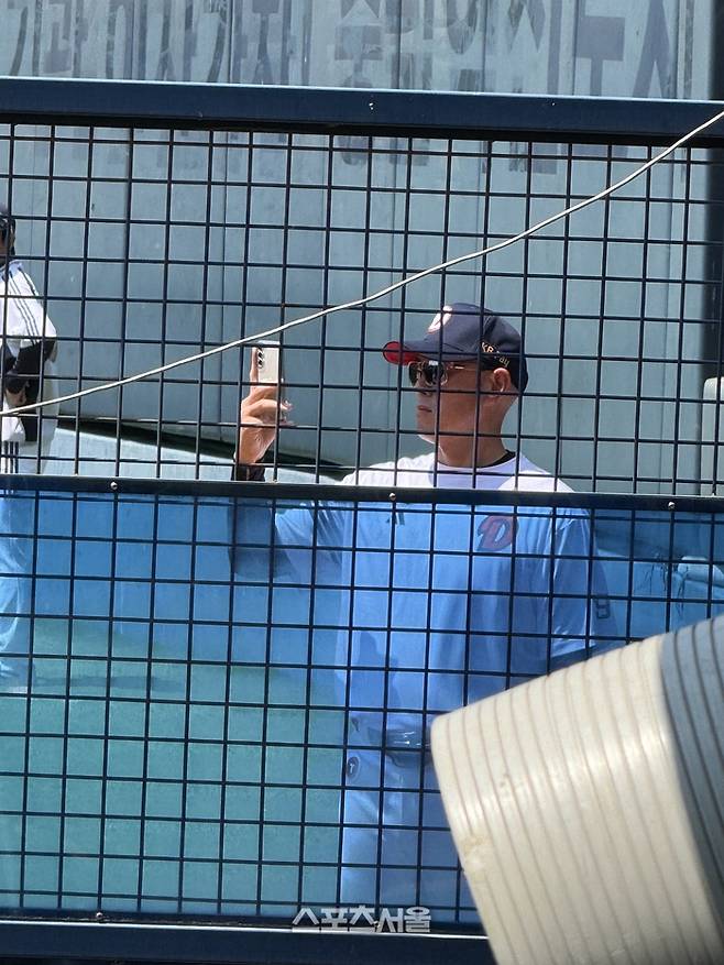 두산 불펜장에서 박정배 투수코치가 선수들의 투구를 촬영하는 모습. 잠실 | 박연준 기자 duswns0628@sportsseoul.com