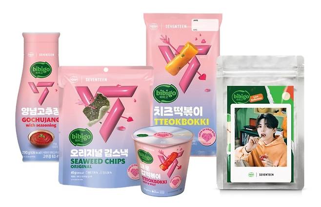 CJ제일제당이 세븐틴 데뷔 10주년을 맞아 깜짝 출시한 김스낵 컵떡볶이 등 제품. 사진 | CJ 제일제당
