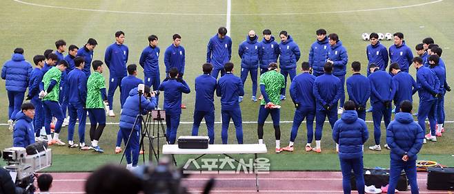 대한민국 축구대표팀의 홍명보 감독이 지난 2월 고양종합운동장에서 2026 북중미 월드컵 아시아지역 최종예선 오만전을 하루 앞두고 훈련을 진행하면서 선수에게 얘기하고 있다. 박진업 기자 upandup@sportsseoul.com