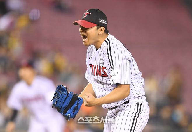 LG 선발투수 송승기가 23일 서울 잠실구장에서 열린 2025 KBO리그 NC와 경기 5회초 2사1루 상대 박한결을 삼진처리한 후 환호하고 있다. 잠실 | 최승섭기자 thunder@sportsseoul.com