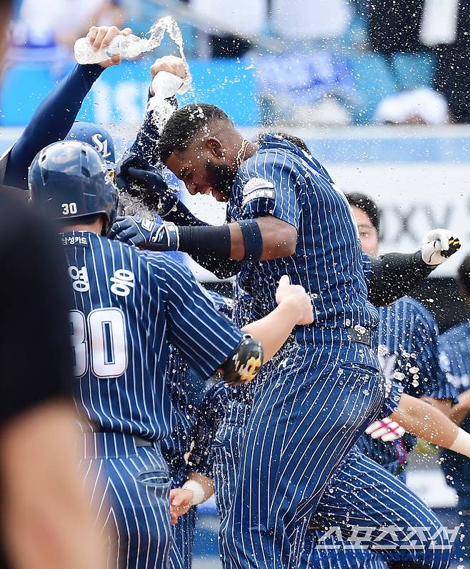 25일 대구 삼성라이온즈파크에서 열린 KBO리그 삼성과 KIA의 경기. 9회말 끝내기 홈런을 날리고 동료들과 함께 기뻐하는 삼성 디아즈. 대구=송정헌 기자songs@sportschosun.com/2025.05.25/