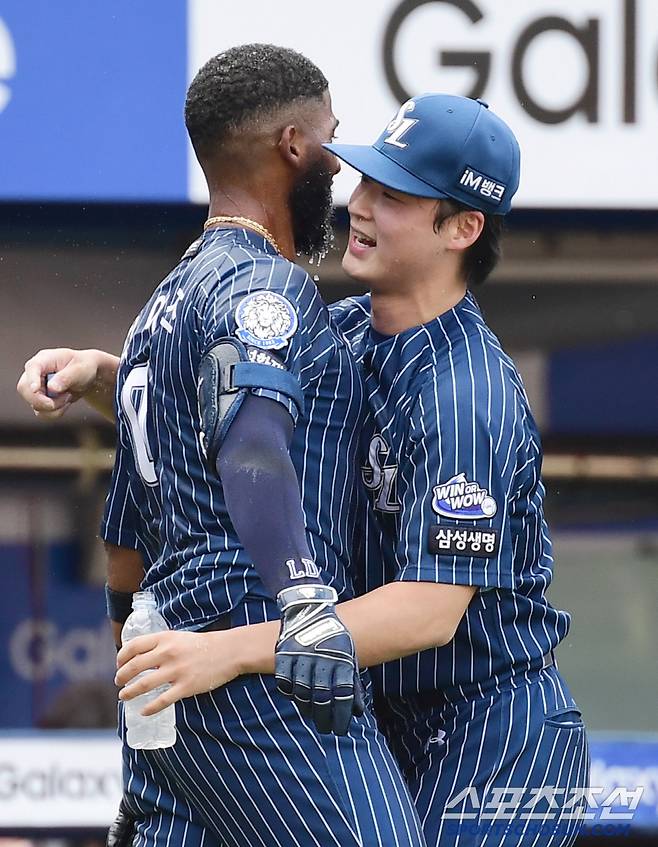 25일 대구 삼성라이온즈파크에서 열린 KBO리그 삼성과 KIA의 경기. 9회말 삼성 디아즈가 끝내기 홈런을 날렸다. 이호성과 기쁨을 나누는 디아즈. 대구=송정헌 기자songs@sportschosun.com/2025.05.25/