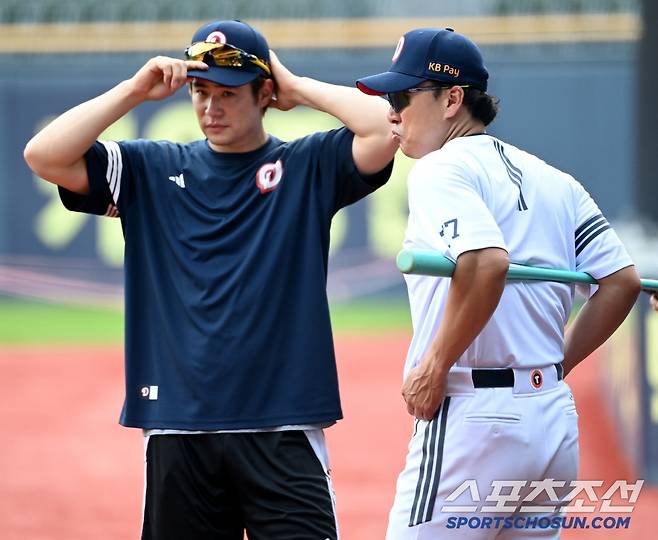 21일 잠실야구장에서 열린 SSG와 두산의 경기, 두산 이승엽 감독과 김재환이 이야기를 나누고 있다. 잠실=허상욱 기자wook@sportschosun.com/2025.05.21/